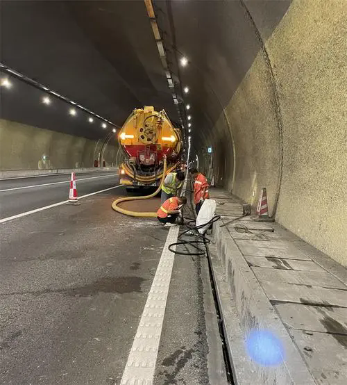 保康隧道排水渠清淤